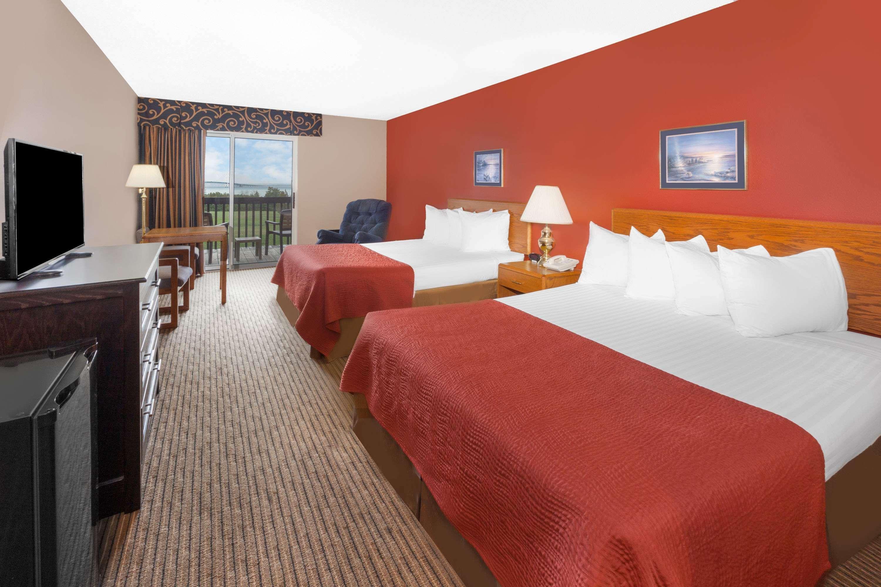 Super 8 By Wyndham St. Ignace Hotell Eksteriør bilde