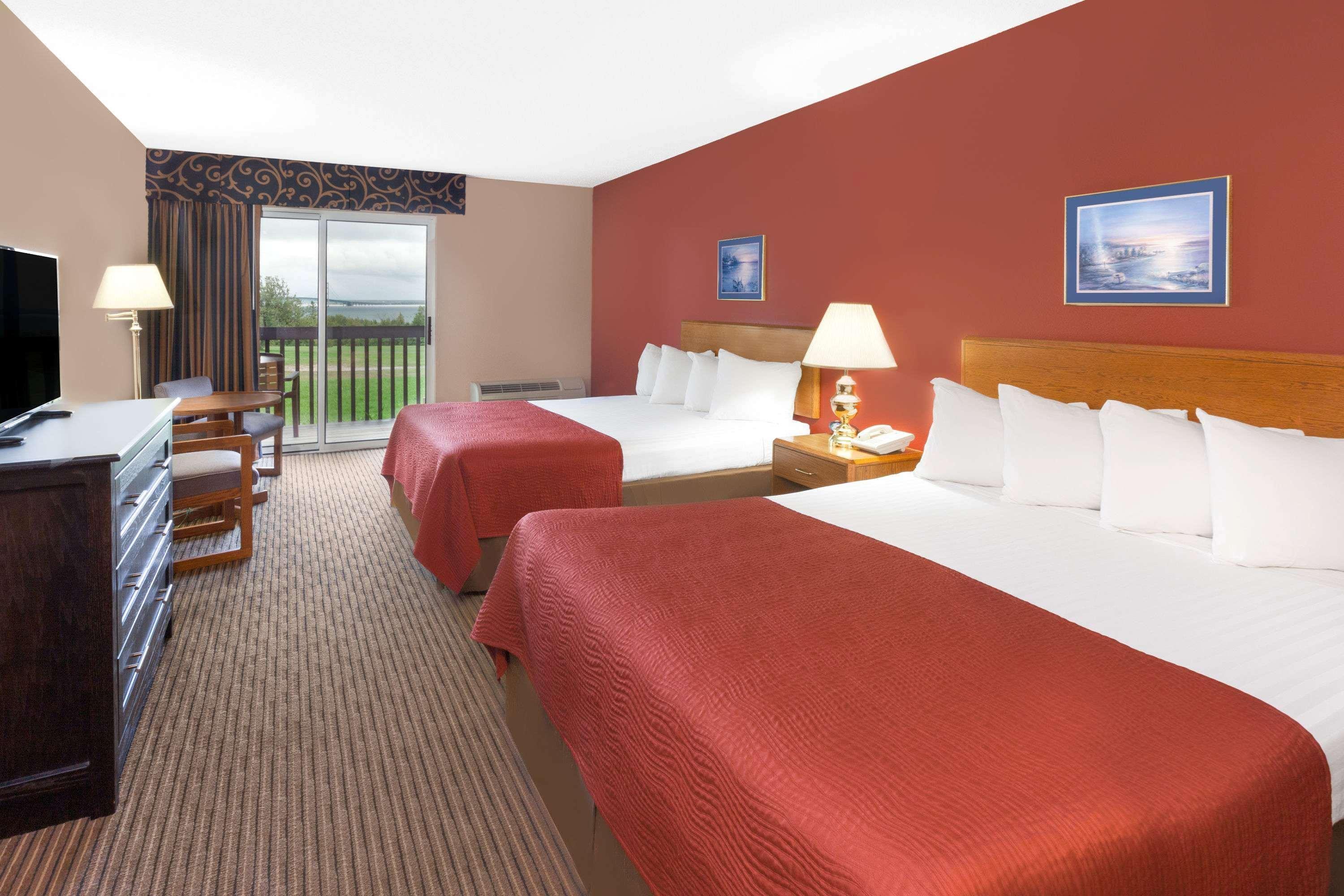 Super 8 By Wyndham St. Ignace Hotell Eksteriør bilde