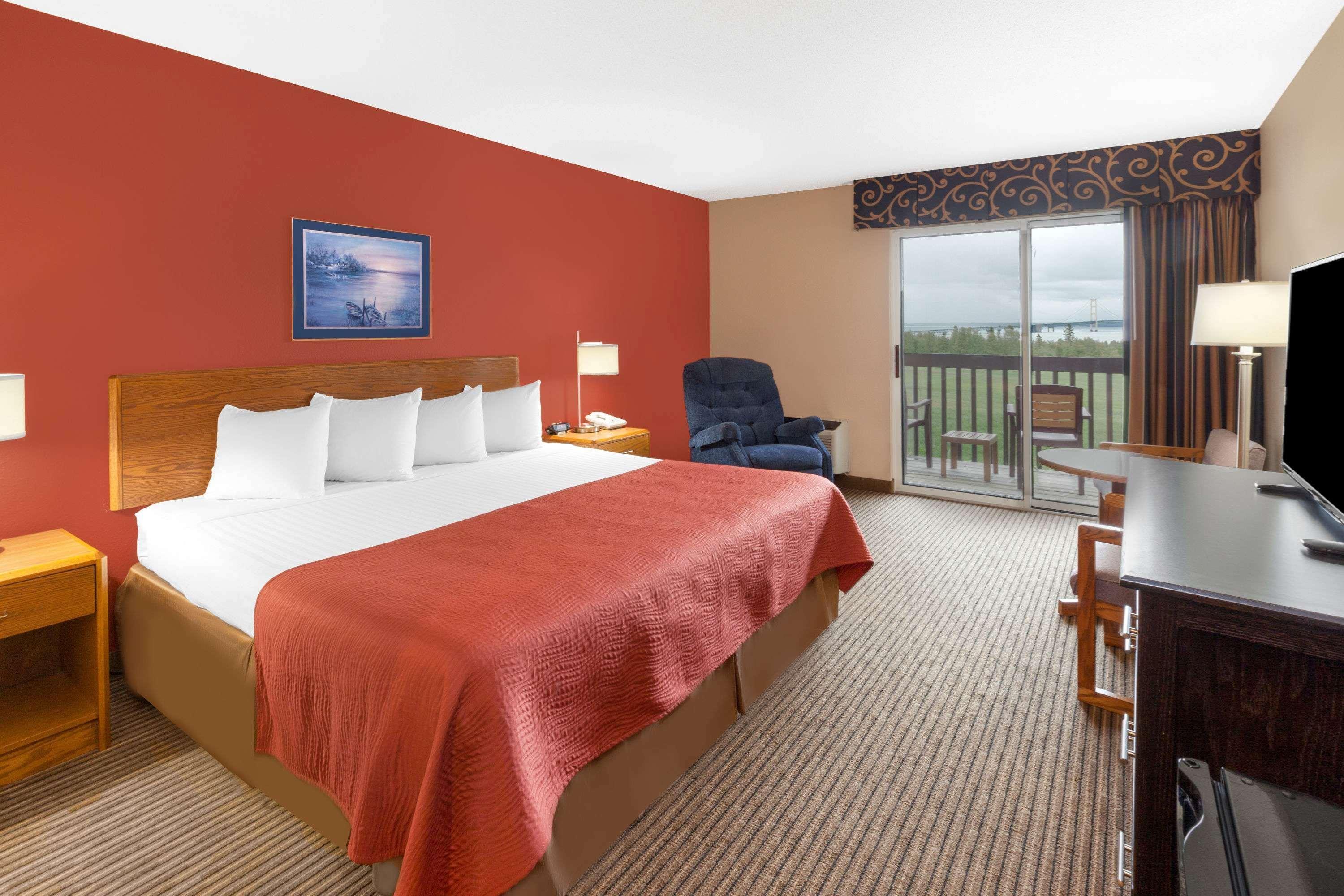Super 8 By Wyndham St. Ignace Hotell Eksteriør bilde