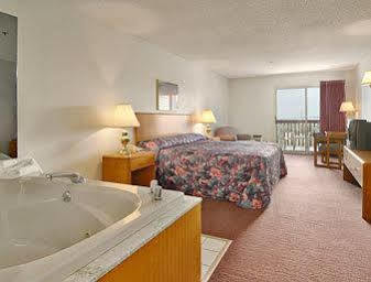 Super 8 By Wyndham St. Ignace Hotell Eksteriør bilde